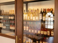定番のフランスやイタリアではなく、モルドバ、ルーマニア、ハンガリーなど東ヨーロッパのワインを中心に取り揃えた約50種、総数約400本ものワインを用意しています。※ワインについては店舗にてご確認ください。