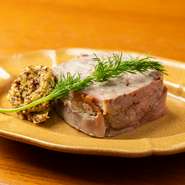 お肉の旨みがギュッと凝縮された田舎風パテは、赤ワインと相性抜群。京都・彩りごはん【colone】の野菜ソムリエが手掛ける、赤ワインのパートナーにオススメの一皿です。