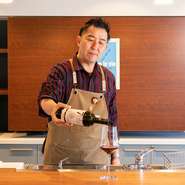 ゲストの好み・こだわりをヒアリングし、セラーに眠る多種多様なワインより最適な一本をセレクト。人生を豊かにしてくれるワインとの巡り合いをサポートしています。