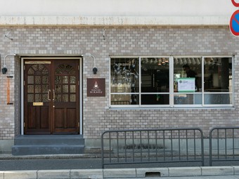 京都市末之口町。アンティークな扉が目印のお店