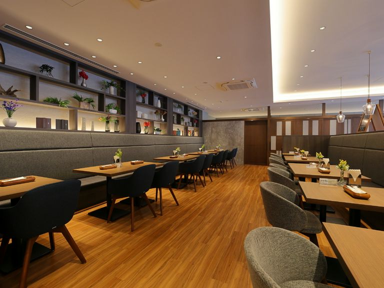 テーブルで向かい合い、おいしい料理を味わう二人の時間