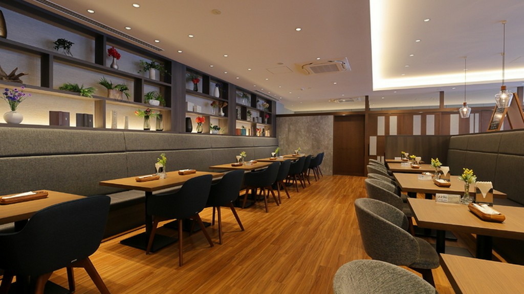 テーブルで向かい合い、おいしい料理を味わう二人の時間