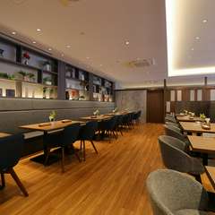 テーブルで向かい合い、おいしい料理を味わう二人の時間