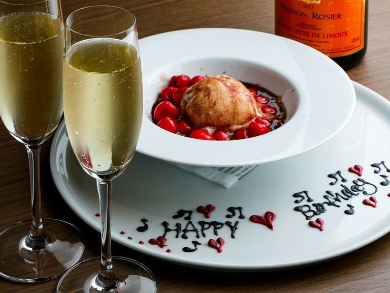 誕生日や記念日のお祝いには、『アニバーサリープレート』を提供