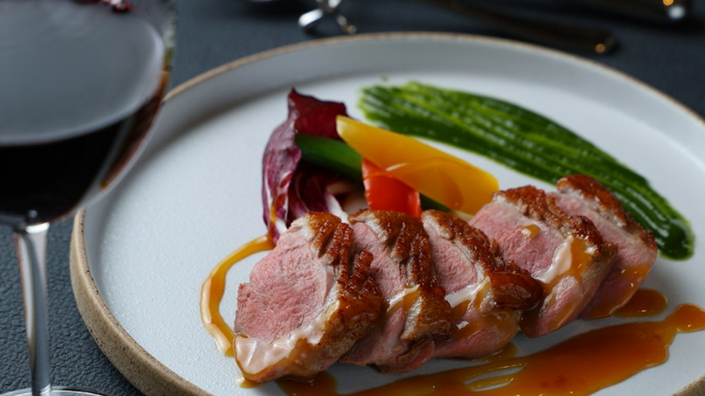 鴨のおいしさを堪能できる一品。シェフのスペシャリテ『鴨の低温ロースト～香りのオレンジソース～』