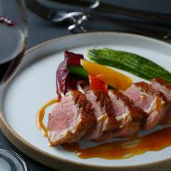 鴨のおいしさを堪能できる一品。シェフのスペシャリテ『鴨の低温ロースト～香りのオレンジソース～』