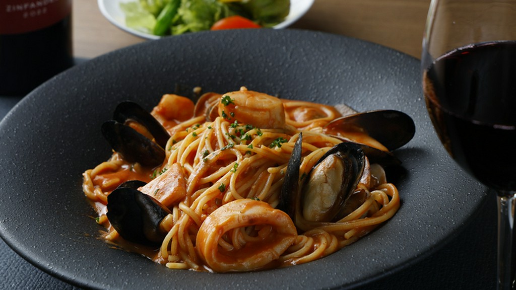 旬の魚介の濃厚な旨みがたまらない、人気の一品『特濃コク旨　魚介のトマトクリームパスタ』