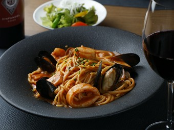 旬の魚介の濃厚な旨みがたまらない、人気の一品『特濃コク旨　魚介のトマトクリームパスタ』