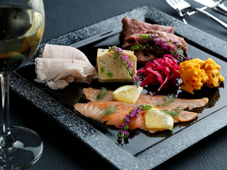 旬の息吹にあふれた素材がふんだんに『季節の前菜盛り合わせ』