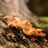 新鮮でジューシーな地鶏を鉄板で香ばしく焼き上げ、柚子胡椒でアクセントを加えた一品です。地鶏の旨みがぎゅっと詰まった肉質と、柚子胡椒のピリッしっとりとした辛味と爽やかな柑橘の香りが絶妙！