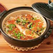 贅沢なサーモンとプチプチとした食感が楽しいいくらをたっぷり使った一品です。 土鍋で炊き上げることで、お米がふっくらと香ばしく仕上がり、サーモンの旨みといくらの塩味がご飯全体に染みわたります。