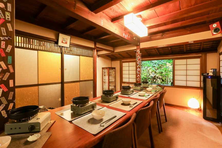 昔ながらの町家の趣を生かした、温かみのある和モダンな和食処