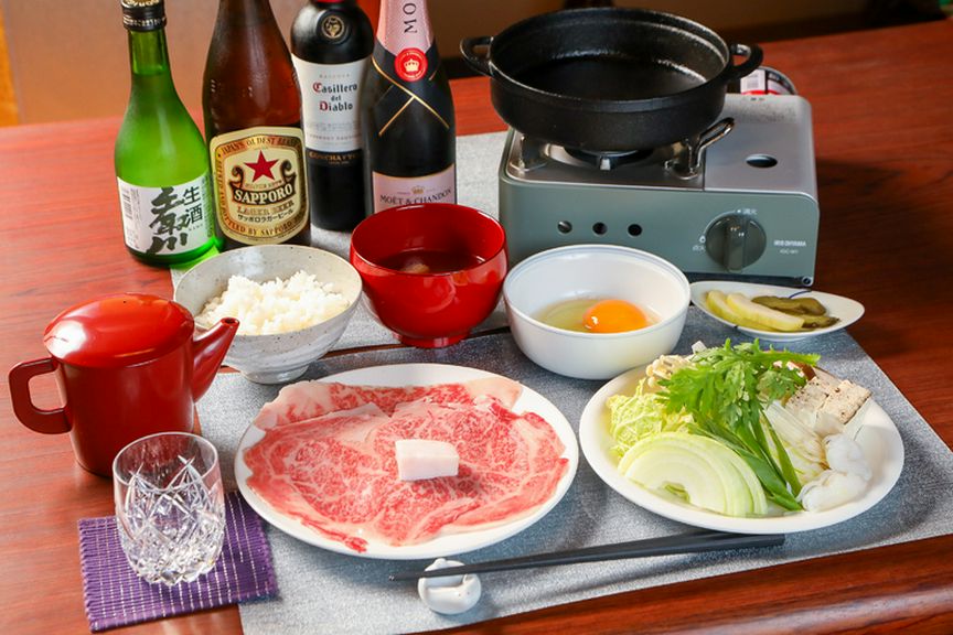厳選された良質な和牛と、新鮮な地元食材を味わう『すき焼きセット』