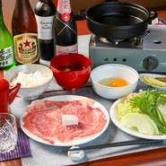 厳選された良質な和牛をメインに迎えた、すき焼きのセットです。使用されるのは、とろけるような肉の旨みを堪能できるA5・A4の信州プレミアム牛。野菜など新鮮な地元食材や、能登産のお米と共に堪能できます。
