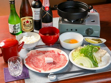 厳選された良質な和牛と、新鮮な地元食材を味わう『すき焼きセット』