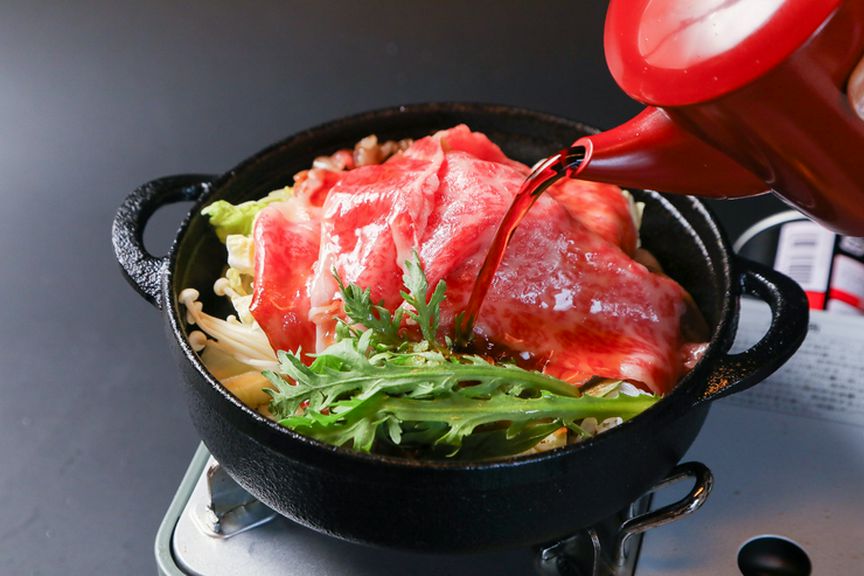秘伝の割下を使用し、A5・A4の信州プレミアム牛を味わうすき焼き