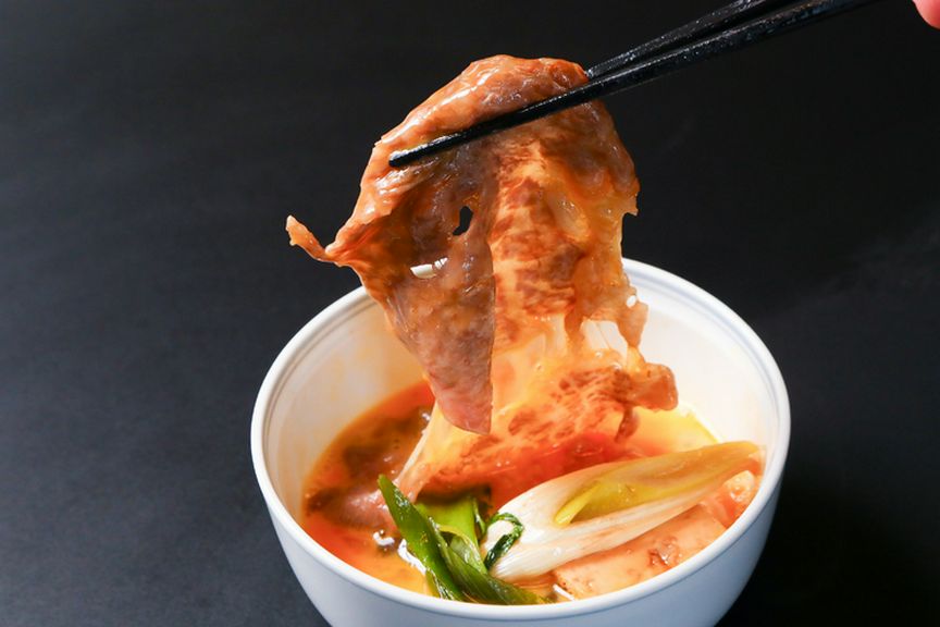 地元産の野菜や卵と共に味わうすき焼きは、格別の味わい