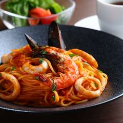 トマト×酒×ケーキをオシャレな空間で楽しむカフェ＆バル