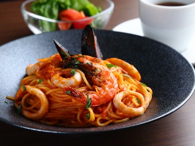 トマト×酒×ケーキをオシャレな空間で楽しむカフェ＆バル