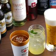お一人様でも利用しやすい雰囲気もまた魅力的。お酒も和酒洋酒とバリエーション豊富で、パスタなど料理に合うワインや海外ビールまで、多彩なラインナップを用意。一人飲みも楽しいお店です。