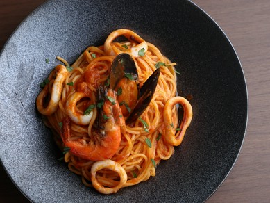 トマト＆魚介の濃密なおいしさ『ソフトシェルシュリンプの濃厚ペスカトーレ』