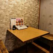 店内には2名用の席も用意されています。記念日や誕生日など、特別な日のデート利用にオススメ。五感で楽しめるメニューと共に、二人だけの大切な時間と空間を満喫できます。