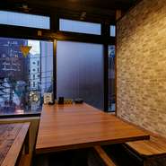 店内には、2名・4名・6名・7名様以上と、利用人数に合わせて使える個室・半個室を多数完備しています。女性グループでシェアできるメニューや、女性に人気のアルコールメニューも豊富にラインナップされています。