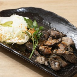 炭火焼きならではの香ばしい風味と、プリプリの食感を存分に堪能できる一皿『砂ズリの炭火焼き』