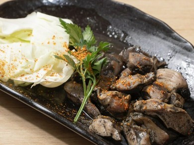 炭火焼きならではの香ばしい風味と、プリプリの食感を存分に堪能できる一皿『砂ズリの炭火焼き』