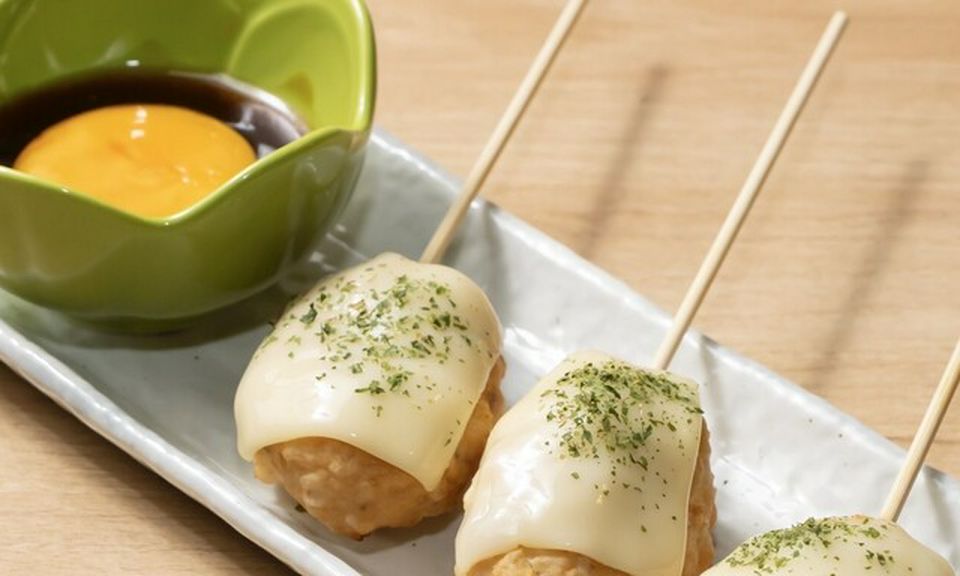 自家製つくねとトロけるチーズの相性がバツグン。旨みが凝縮された人気の一品『つくね月見チーズ』