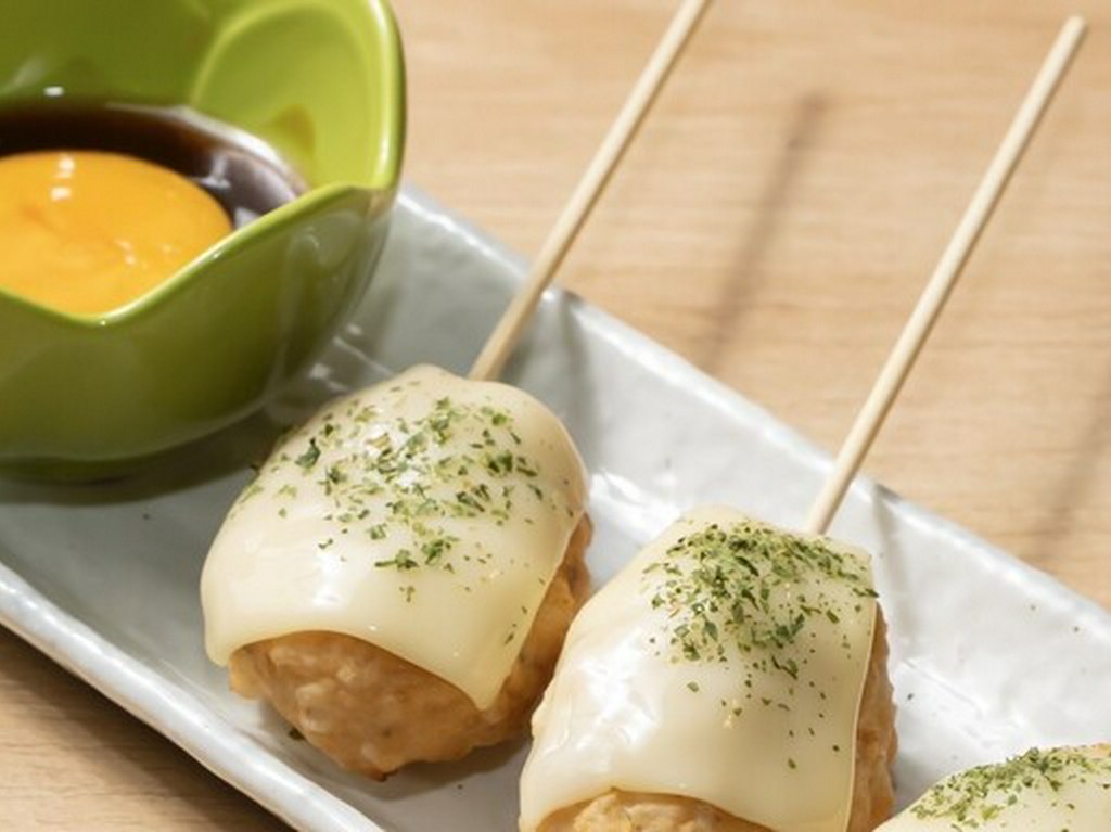 自家製つくねとトロけるチーズの相性がバツグン。旨みが凝縮された人気の一品『つくね月見チーズ』