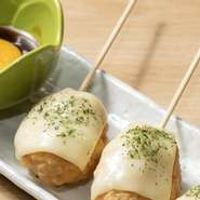 厳選鶏のミンチをブレンドしてつくる自家製つくねにチーズを乗せ、卵の黄身と共に味わう逸品。旨みが凝縮され、口に入れるとトロけるチーズとお肉の味わいが口いっぱいに広がります。