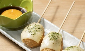 自家製つくねとトロけるチーズの相性がバツグン。旨みが凝縮された人気の一品『つくね月見チーズ』