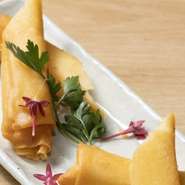 シンプルながら老若男女に人気の一品。チーズ×春巻きという、最強メニュー同士の最強の組み合わせです。日本酒や焼酎など、好みのお酒と共に楽しめる一皿。