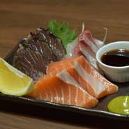 席についたらまずオーダーしたい一品。目利きで仕入れる鮮度バツグンの魚介を3種類盛り合わせています。その時々に最も旨みを増す旬の魚を少しずつ、いろいろと味わうことができ、おいしい食べ比べを楽しめます。
