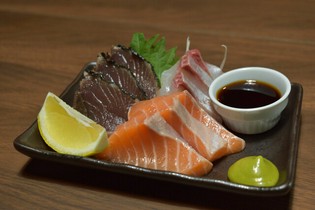 季節の旬の海鮮を日本酒と共に。鮮度バツグンの『造り3種盛』