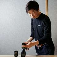 店内は、アットホームな雰囲気で、心地よく過ごせる優しい空間です。相手の立場に立った気遣いとおいしい料理で、至福の一時を過せる店づくりを心掛けています。