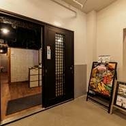 阪急神戸三宮駅から徒歩わずか1分。ビル3階にある、総座席数140席の大型居酒屋です。飲み放題付きコースを多彩に用意。2名から利用可能な個室・半個室を多数完備しているので、シーン問わず利用可能な一軒です。