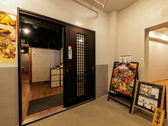 アクセス抜群の好立地。総座席数140席の広々空間