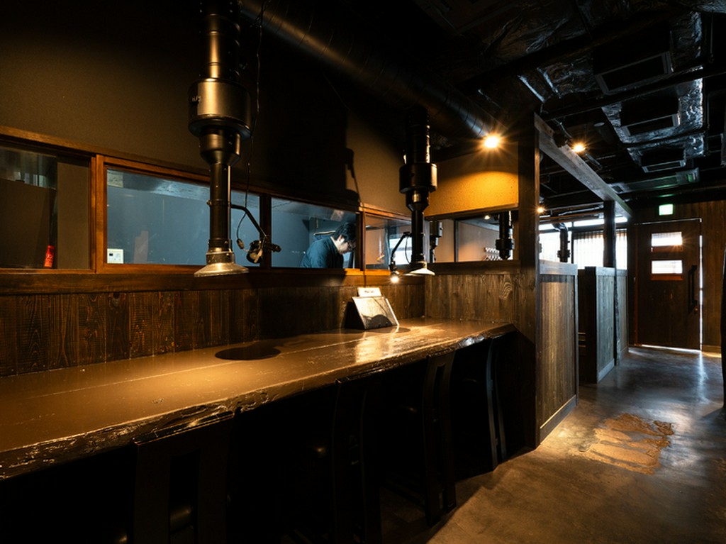 心ほどけるカウンター席で、香ばしさと温もりに包まれる