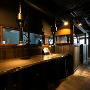 並んで座れば自然と近づく距離のカウンター席。目の前で焼き上がる香ばしい匂いと音が、会話を優しく繋ぎます。柔らかな灯りに包まれた空間で気取らず過ごすひとときが、二人の心に余韻を残すでしょう。