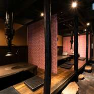 半個室をメインとしながらも個室も一室備えており、接待や会食の場にも向いています。肩の力を抜いて過ごせる雰囲気ながらも、丁寧に仕込まれた肉の味わいをしっかりと堪能。