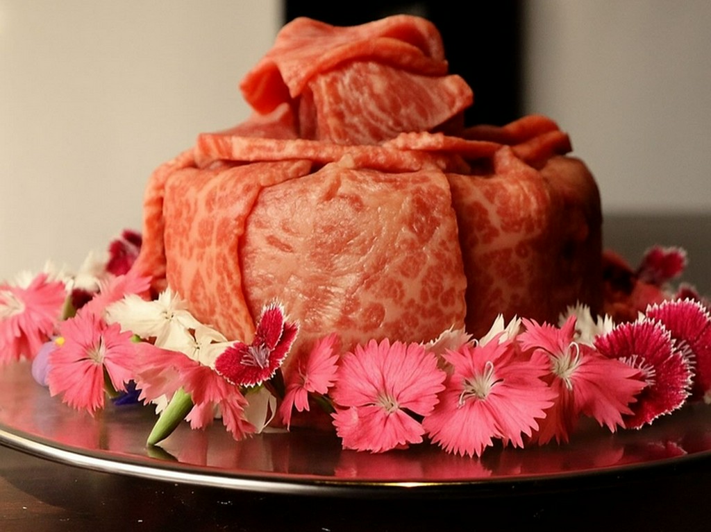 特別な日には、写真映えも抜群な肉ケーキが登場