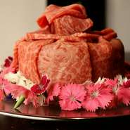 ケーキのような見た目も中身も、山形牛が贅沢に使われています。誕生日や記念日などを素敵に演出する肉ケーキ！予算に応じて用意してもらえるので、おいしさとサプライズ感を同時に楽しんではいかがでしょう。