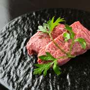 仕入れの段階から厳しい目で選び抜いています。納得のいく品質のものが見つからない場合には、あえて仕入れを行わないという徹底ぶり。きめ細やかなサシとしっとりとした質感が特徴です。