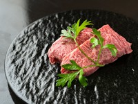 素材そのものの持ち味を大切に、焼き上げると豊かな香りが広がる『みやびの特選ハラミ』