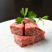 炭火でじっくりと焼き上げることで、香ばしさと山形牛の旨みが引き立ち、しっとりとした食感と豊かな風味を感じられます。肉本来の味わいを存分に楽しめる、存在感のある一品です。