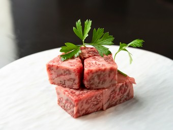 赤身と脂の均整が絶妙なサーロインを厚切りにした『山形牛極上厚切りロース』