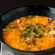 丁寧に下処理した山形牛のすね肉と香味野菜をじっくり煮込み、旨みを引き出したコラーゲンスープがベースです。深みのある辛みが身体を芯から温め、野菜の甘みと牛肉のコクが調和しています。