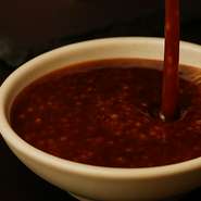 青森県産のりんごとニンニクを使い、20日間熟成しています。最後まで火は一度も入れず、えぐみを抑えながら30日かけて完成。生姜やレモンも加えることで、肉の脂をさらりと流す軽やかな口当たりに仕上げています。